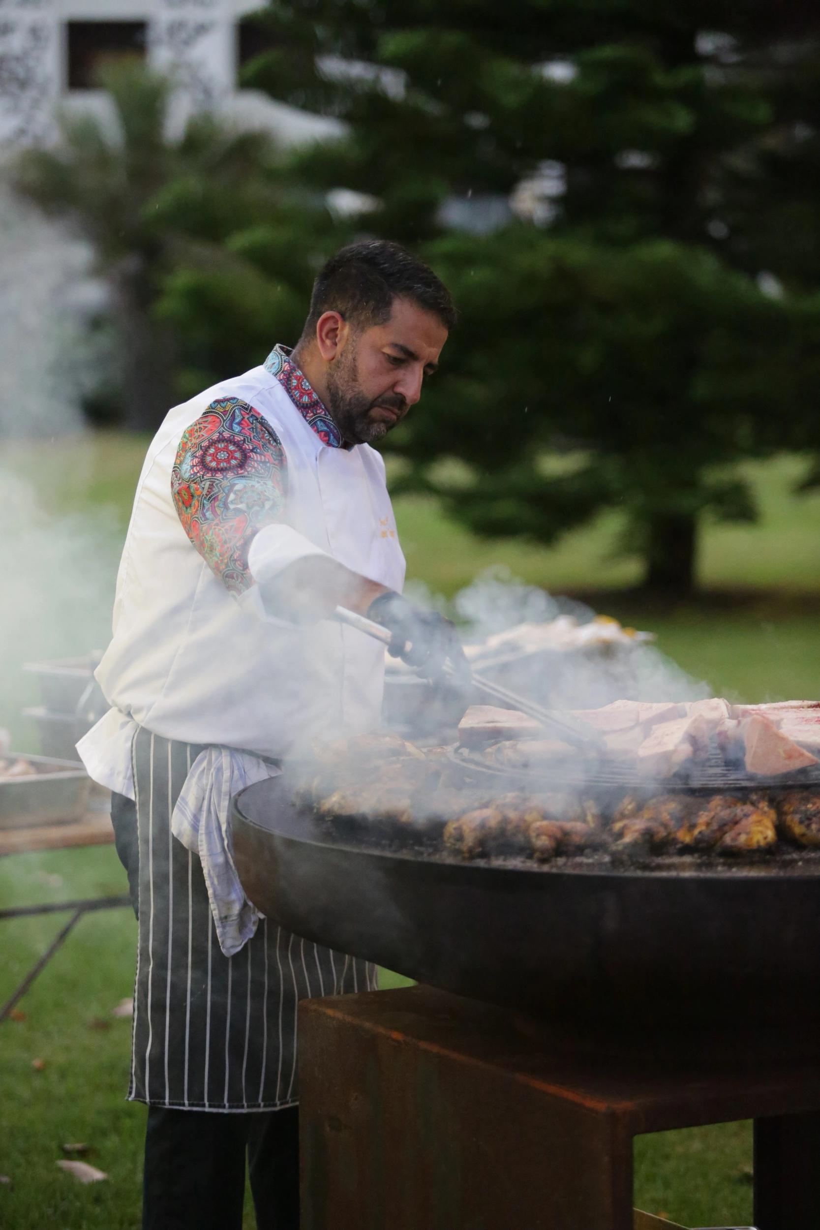 Chef cuisinier préparant un barbecue lors d'un événement à l'hôtel 4 étoiles San Lucianu