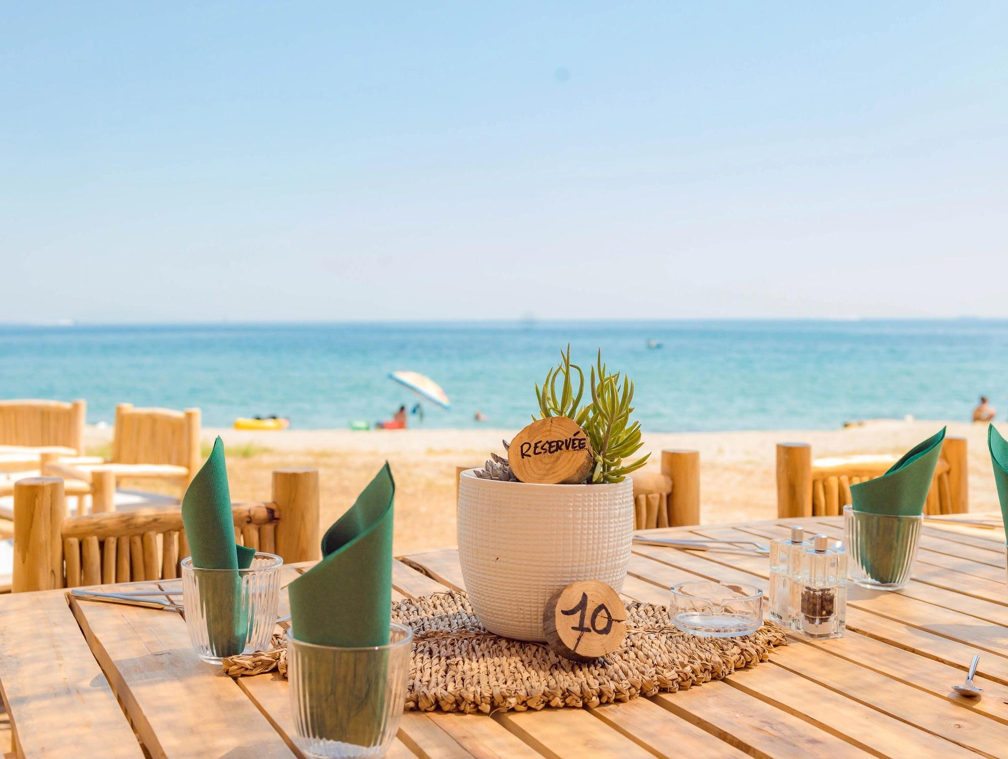 Déjeuner en bord de mer à la paillote de l'hôtel 4 étoiles San Lucianu 