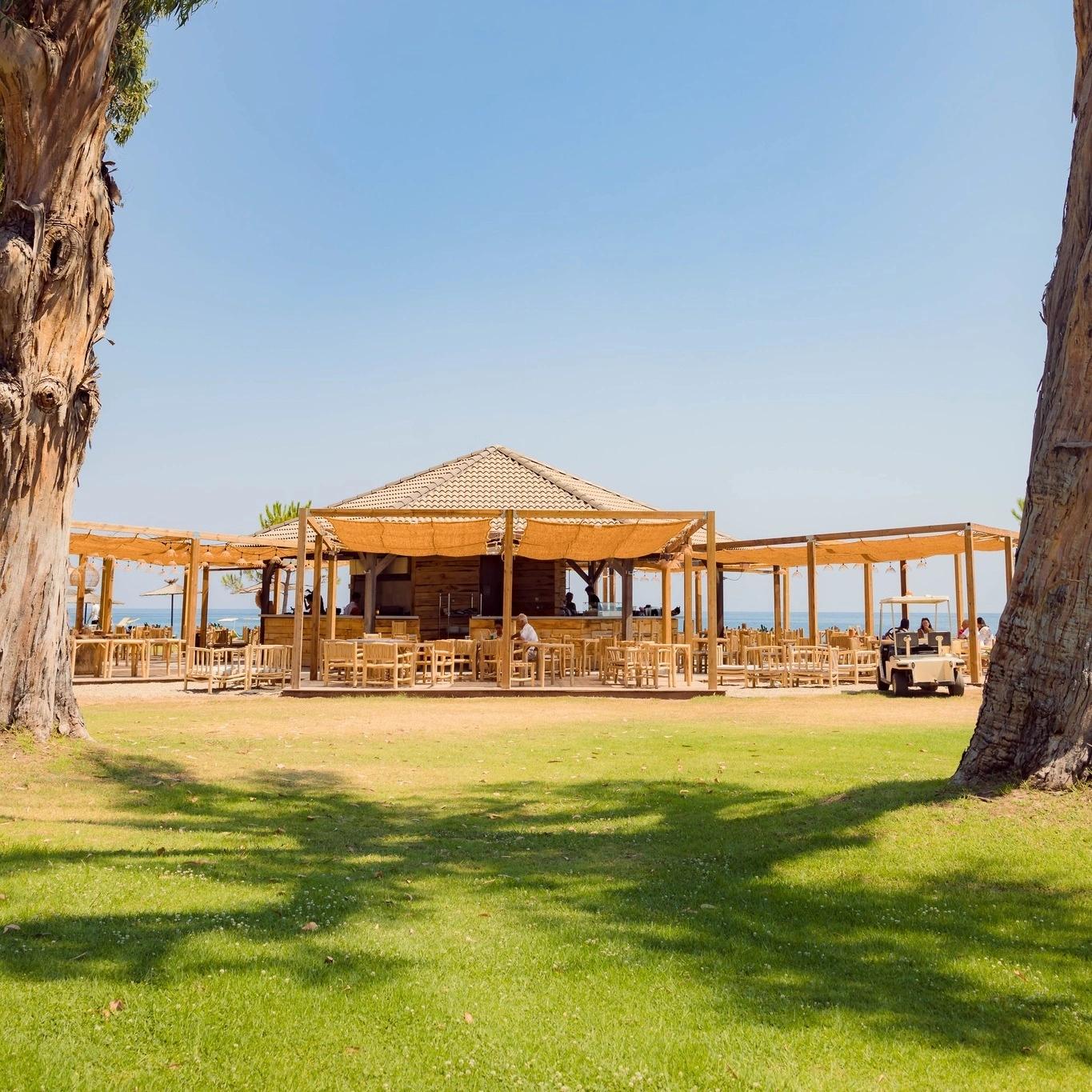 Paillote du beach bar de l'hôtel San Lucianu à Moriani plage en Haute-Corse
