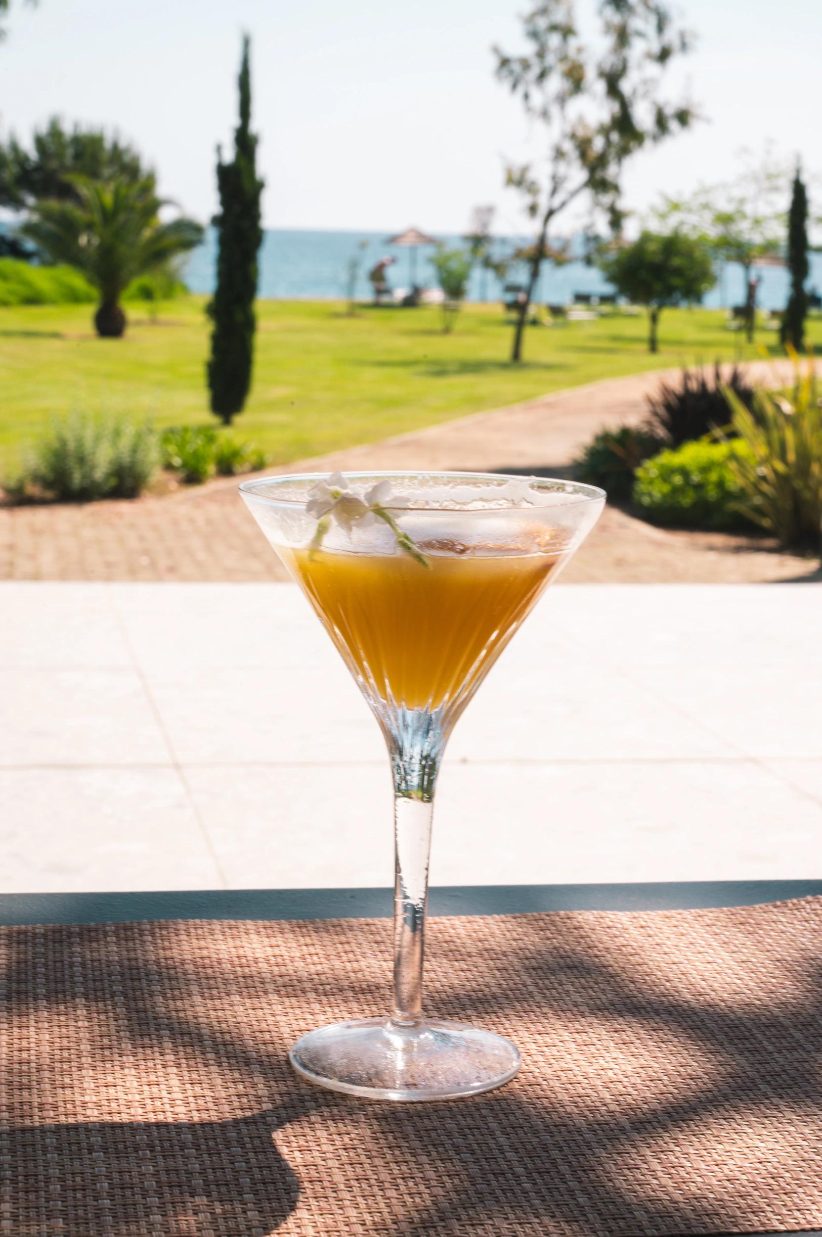 Cocktail servi en terrasse du bar de l'hôtel en bord de mer San Lucianu à Moriani plage