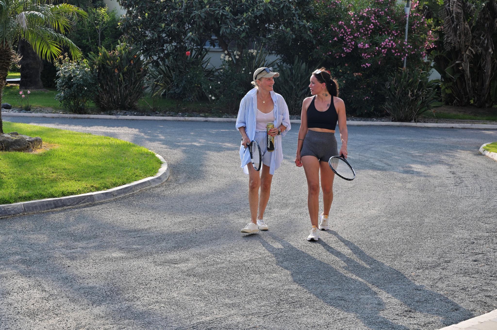 Promenade dans les jardins de l'hôtel 4 étoiles San Lucianu à Moriani plage