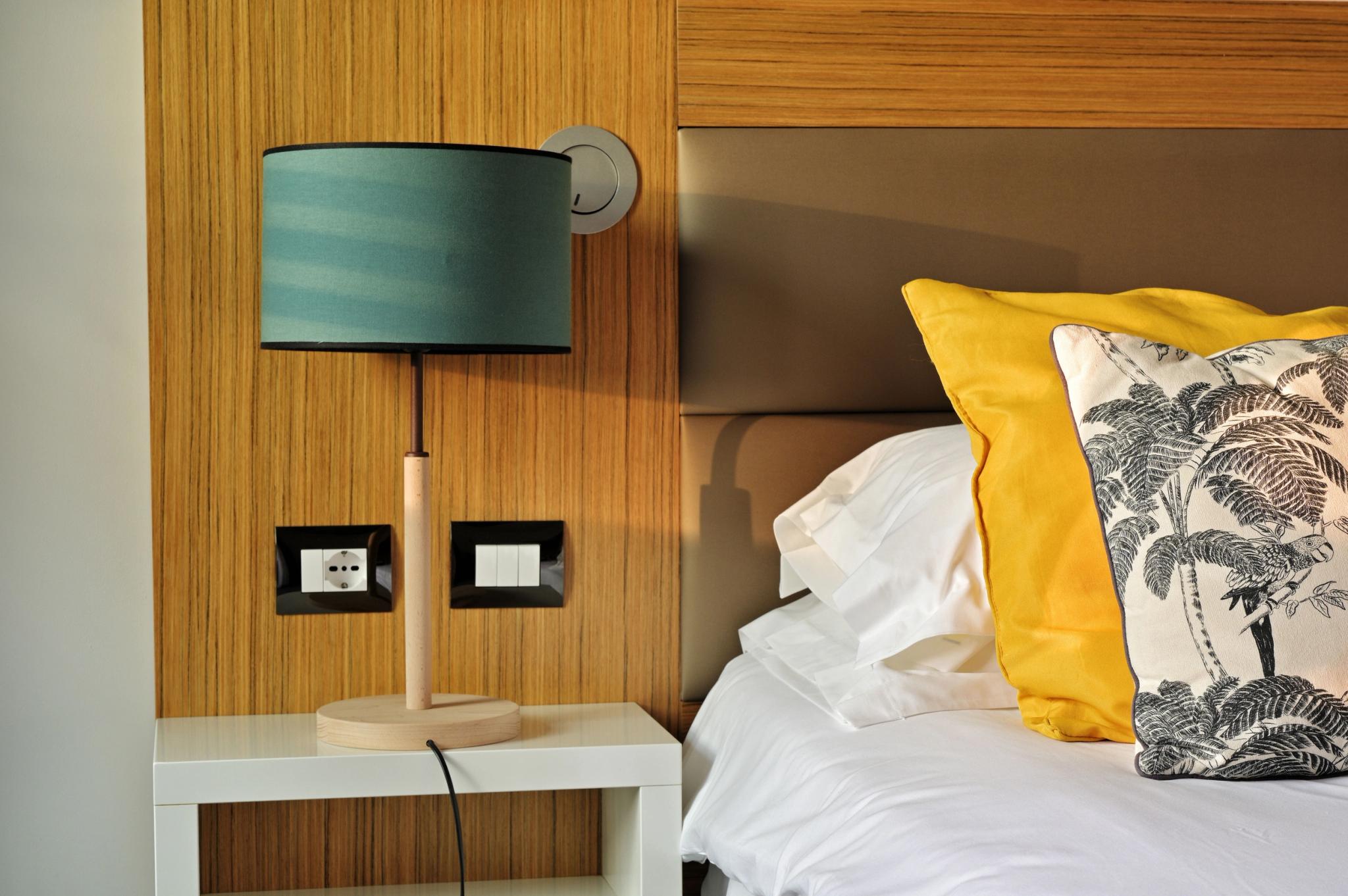 Détail d'une chambre moderne à l'hôtel 4étoiles San Lucianu