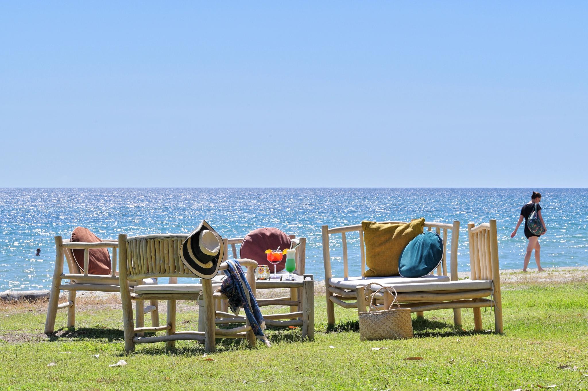 Espace détente avec fauteils face à la mer à l'hôtel 4 étoiles San Lucianu à Moriani plage