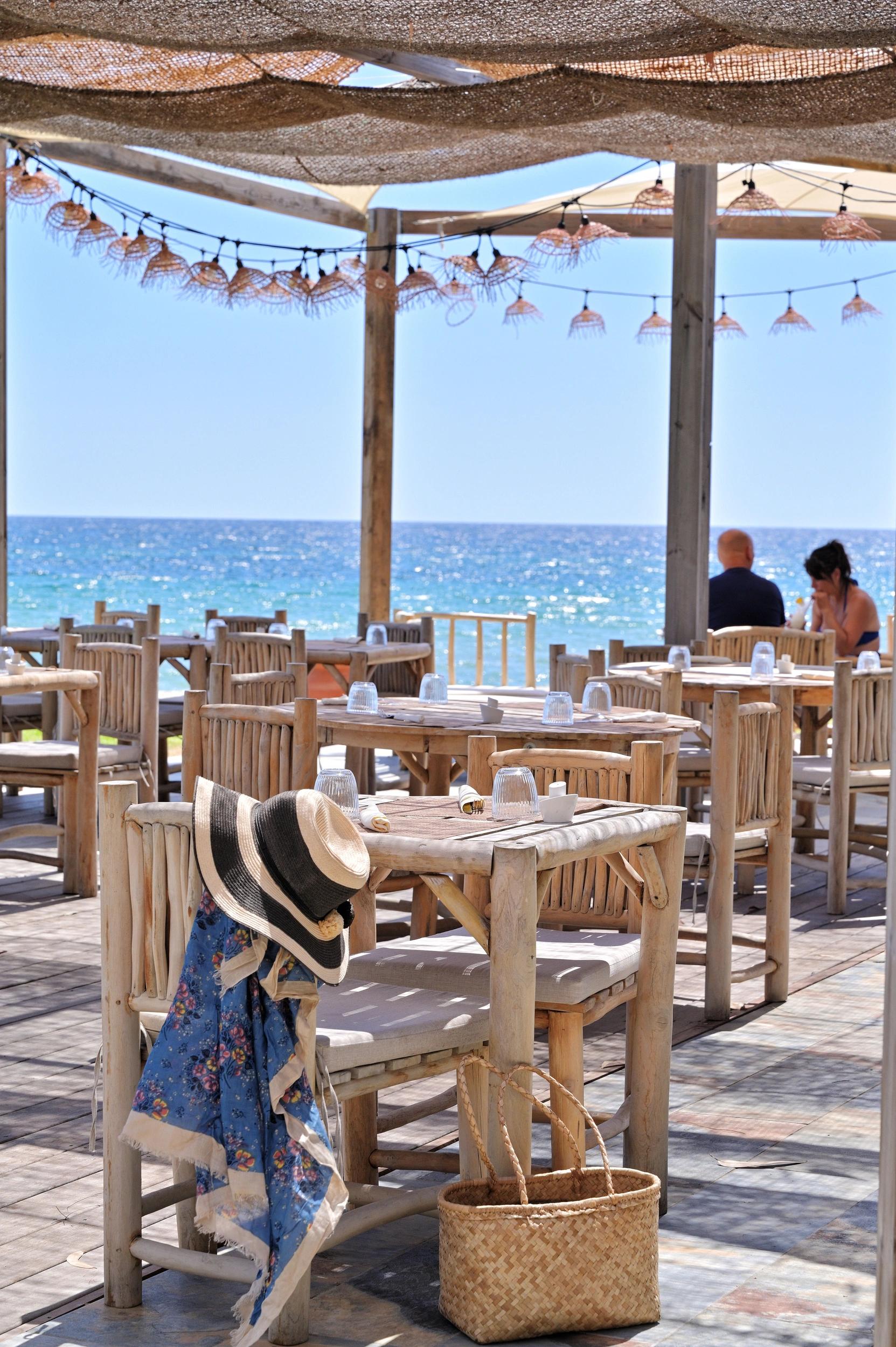 Terrasse de la paillote du restaurant de l'hôtel San Lucianu à Moriani Plage