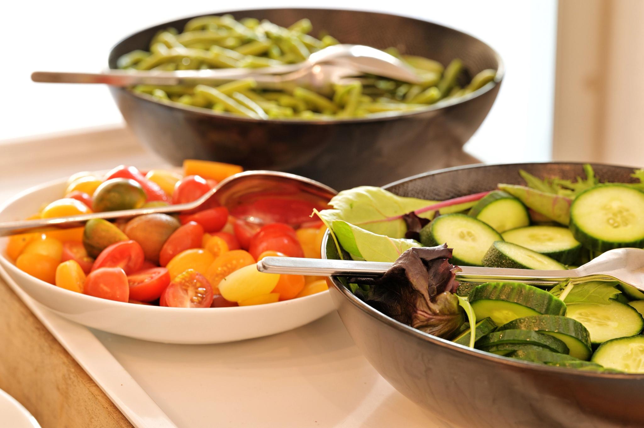 Salades et légumes frais servis au petit-déjeuner du buffet de l'hôtel 4 étoiles San Lucianu