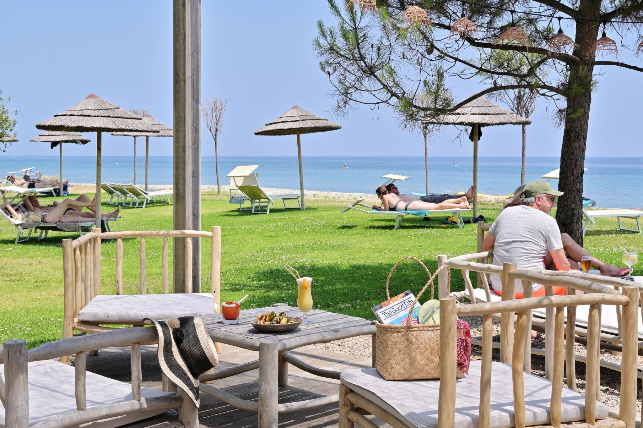 Espace détente avec transats et parasols face à la mer à l'hôtel 4 étoiles San Lucianu 