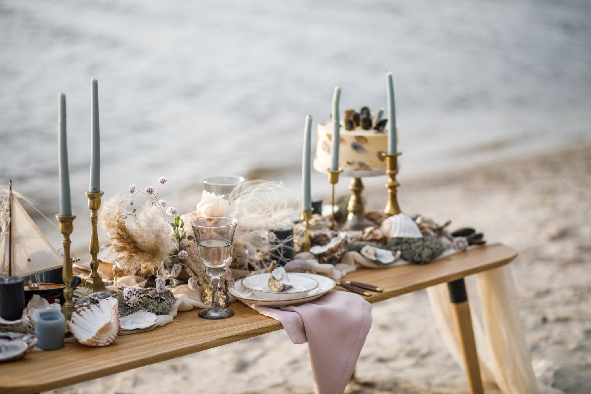 Table sur la plage de l'hôtel 4 étoiles San Lucianu pour un évenénement 