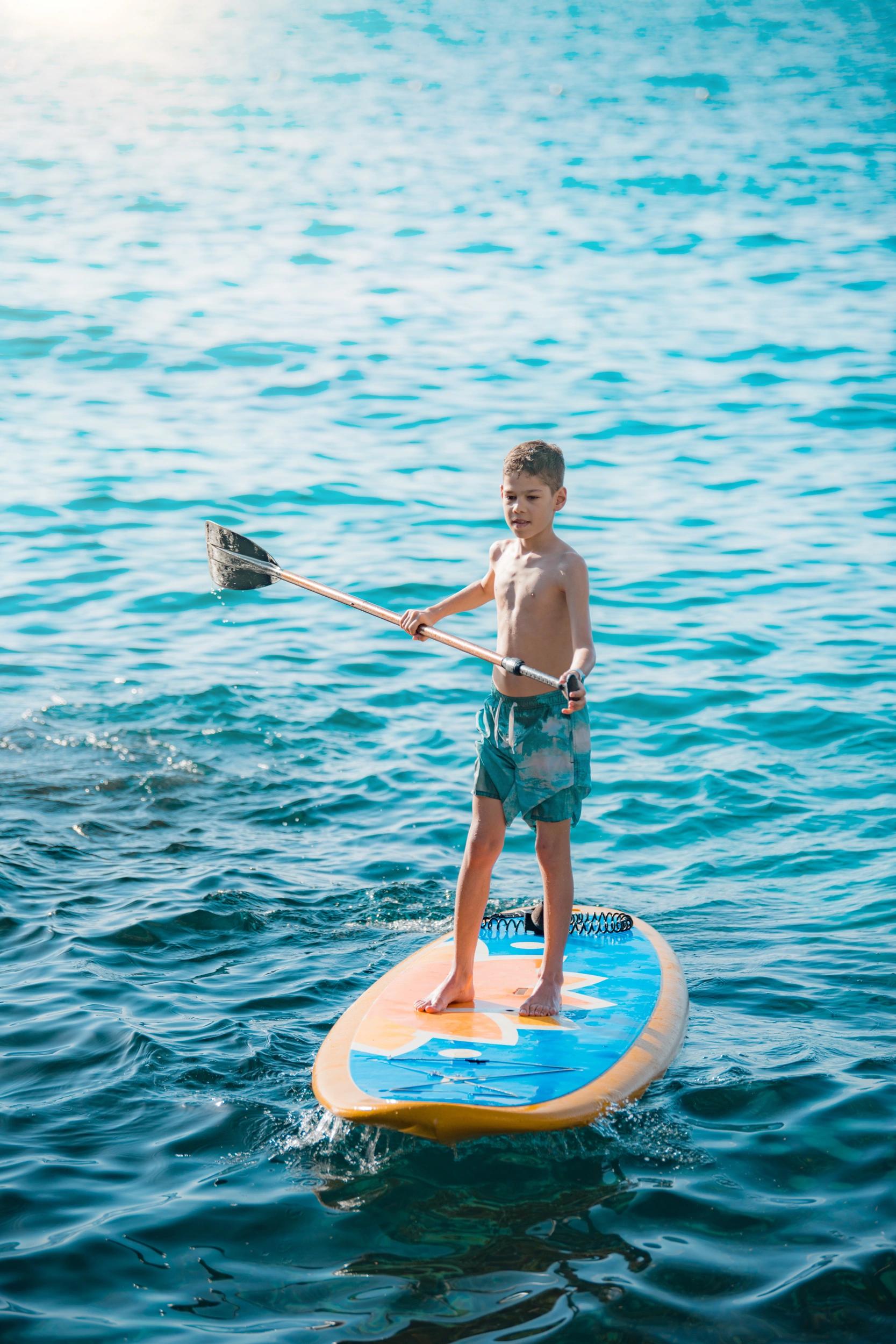 Enfant qui pratique le paddle en mer proche de l'hôtel San Lucianu à Moriani plage